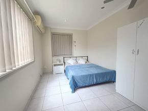 Spacious Room in Large and Comfortable, Guildford House G1